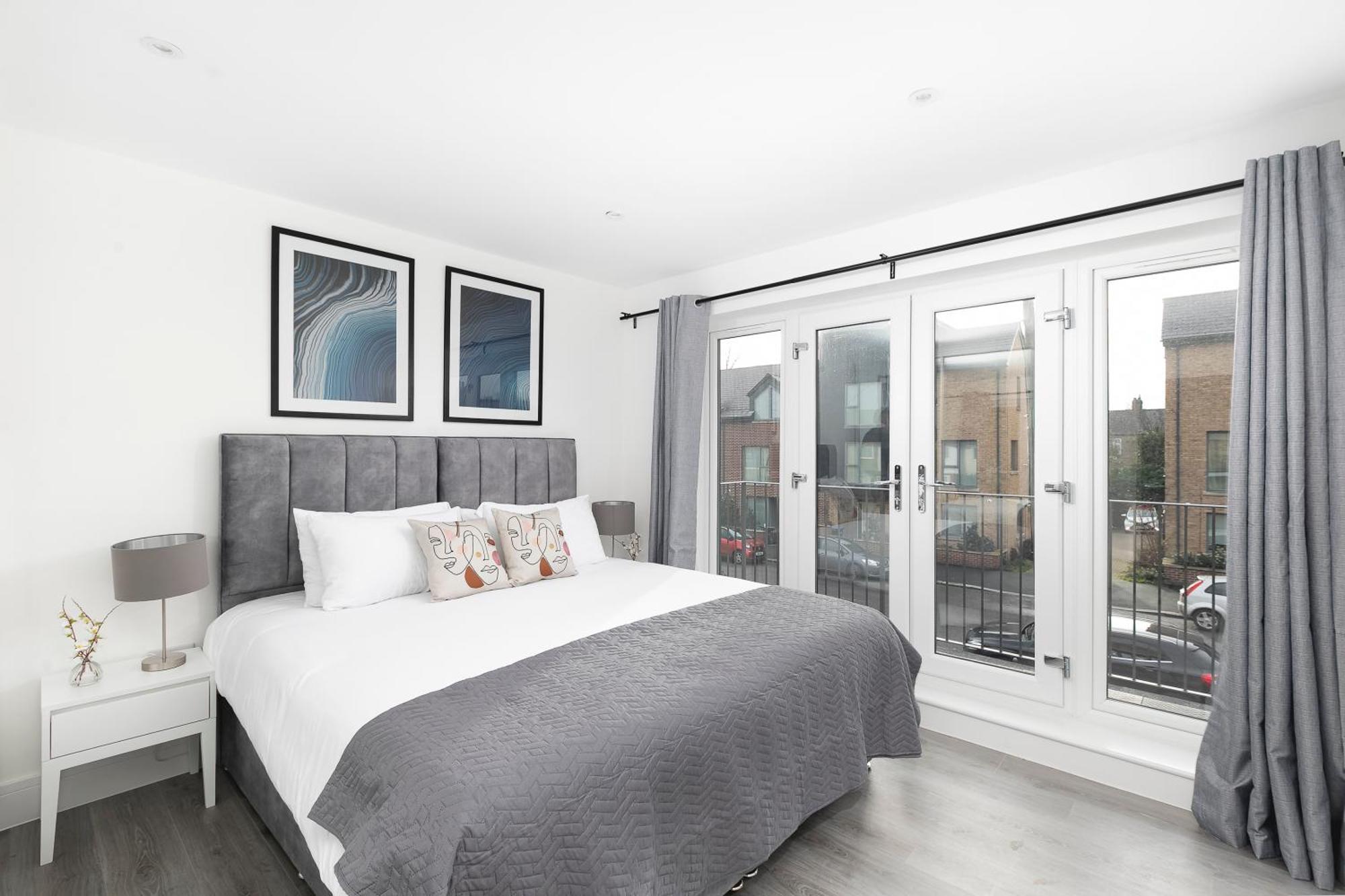 Cozy Apartments With King Size Beds Near Enfield Town & Chase Farm Train Stations With Wifi And Parking Exteriér fotografie